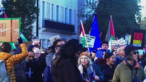 Más-De-300.000-Personas-Pro-Palestina-Marchan-Por-Londres-Exigiendo-El-Cese-Del-Bombardeo