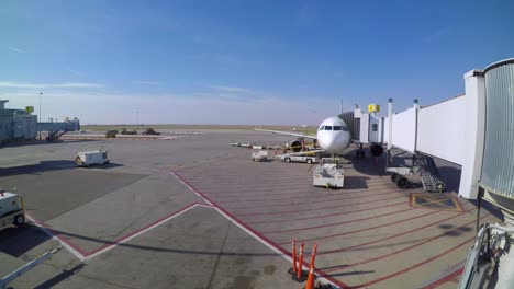 Zeitrafferansicht-Eines-Flugzeugs,-Das-Am-Flughafen-Saskatoon,-Kanada,-Entladen-Wird