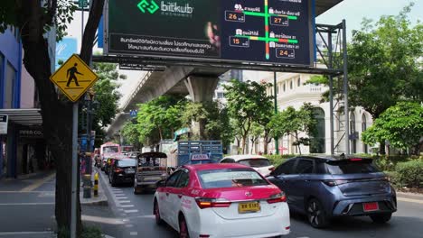 Eine-Nachmittägliche-Verkehrssituation-Zur-Hauptverkehrszeit-In-Der-Sukhumvit-Road,-Einer-Der-Belebtesten-Straßen-Der-Stadt-Bangkok,-Thailand