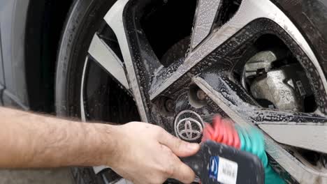 Cleaning-alloy-wheel-with-detailing-brush