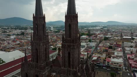 Drohne:-Nahe-Umlaufbahn-Der-Kathedrale-In-Zamora,-Michoacan