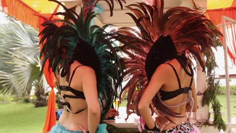 Chicas-De-Carnaval-Sirviendo-Alcohol-En-Una-Fiesta-4