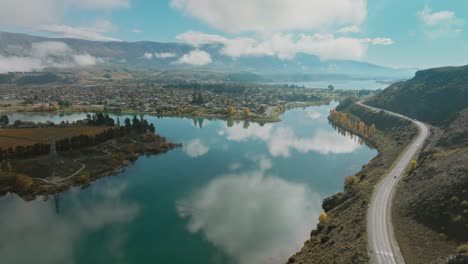 Malerische-Luftaufnahme-Von-Cromwell-Town,-Lake-Dunstan-Und-Der-Hauptstraße-In-Der-Zentralen-Otago-Region-Der-Südinsel,-Neuseeland-Aotearoa