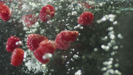 Raspberries-Are-Being-Dropped-Into-Water