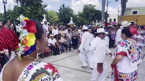 Menschen-Tragen-Traditionelle-Tänze-Und-Kleidung-Aus-Maya-In-Yucatan,-Mexiko,-Tanzen-Auf-Dem-Hauptplatz