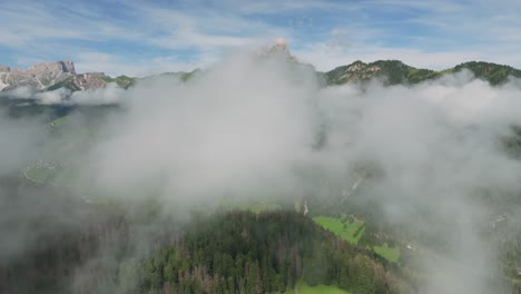 Sass-De-Putia-Enthüllt:-Eine-Faszinierende-Drohnenreise-über-Die-Dolomiten