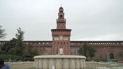 El-Castello-Sforzesco-Es-Una-Fortificación-Medieval-Ubicada-En-Milán,-Al-Norte-De-Italia.