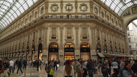 Louis-Vuitton-Shop-in-Galleria-Vittorio-Emanuele-II-With-People-Walking-Around