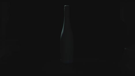 Eine-Flasche-Mit-Einem-Leuchtenden-Bildschirm-Darauf