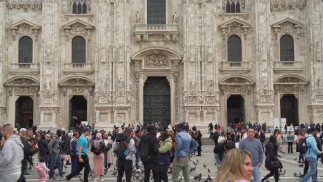 La-Gente-Contempla-La-Catedral-De-Milán.