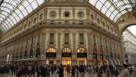 Dior-Shop-In-Der-Galleria-Vittorio-Emanuele-II-Mit-Menschen,-Die-Herumlaufen