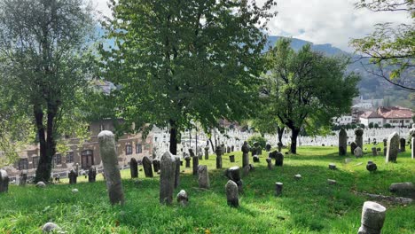 Sarajevo:-Finden-Sie-Bei-Spaziergängen-Auf-Dem-Friedhof-Trost-In-Den-Ruhigen-Ausblicken,-Die-Sarajevos-Tiefes-Erbe-Ehren