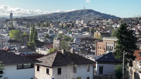 Sarajevo:-Encanto-Del-Paisaje-Urbano:-El-Horizonte-De-Sarajevo-Pinta-Una-Narrativa-Cautivadora-De-Su-Patrimonio-Cultural-Y-Vitalidad-Moderna