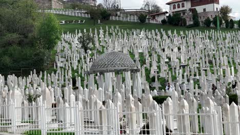 Sarajevo:-Los-Paseos-Por-El-Cementerio-En-Sarajevo-Ofrecen-Destellos-De-La-Historia-Y-Vistas-Contemplativas-Que-Honran-Las-Raíces-Culturales