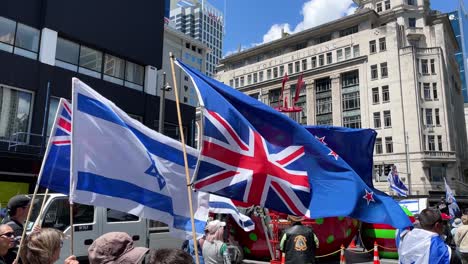 Bandera-De-Nueva-Zelanda-E-Israel-Al-Revés-En-La-Plaza-De-La-Ciudad-De-Protesta-A-Favor-De-La-Guerra