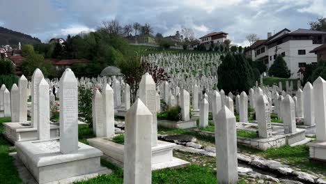 Sarajevo:-En-Paseos-Por-El-Cementerio,-Descubra-Vistas-Que-Trascienden-El-Tiempo-Y-Tejen-Historias-Del-Viaje-Cultural-De-Sarajevo.