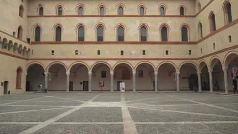 Patio-Del-Antiguo-Castillo-Castello-Sforzesco-En-El-Centro-Histórico-De-Milán,-Italia