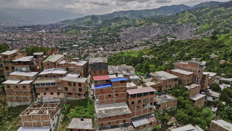 Medellín-Colombia-V26-Aéreo-Bajo-Volando-Alrededor-De-La-Quiebra,-Mirador-El-Cristo,-Santa-Margarita-Y-El-Moro-Capturando-Vistas-Panorámicas-Del-Paisaje-Urbano-Residencial-En-La-Ladera---Filmado-Con-Cine-Mavic-3---Noviembre-De-2022
