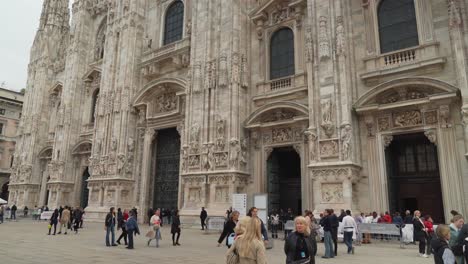 Guide-Talks-with-Tourists-in-Front-of-Milan-Cathedral