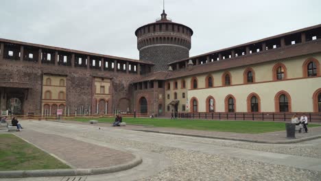 Italiener-Genießen-Einen-Ruhigen-Und-Bewölkten-Tag-Im-Schloss-Sforzesco