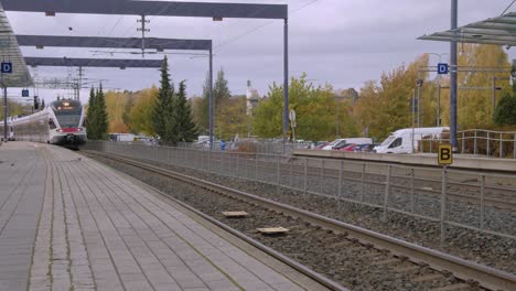 El-Tren-De-Pasajeros-Con-Destino-A-Helsinki-Llega-A-La-Estación-De-Tren-De-Kerava