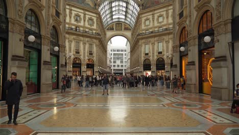 Die-Galleria-Vittorio-Emanuele-II-Wird-Aufgrund-Ihrer-Zahlreichen-Geschäfte-Wie-Prada-Und-Louis-Vuitton-Oft-Als-„Il-Salone-Di-Milano“-Bezeichnet