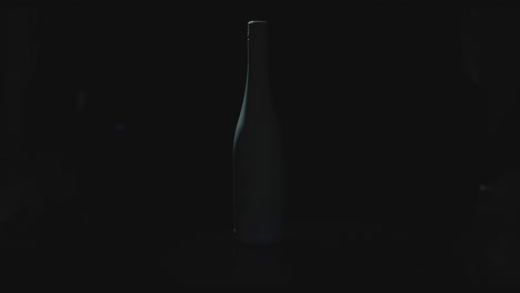 Lichtdreiecke-Werden-Von-Einer-Dunklen-Weinflasche-Reflektiert