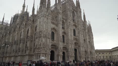 Majestuosa-Fachada-De-La-Catedral-De-Milán-Con-Gente-Caminando