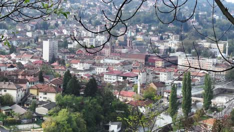 Sarajevo:-Der-Blick-Auf-Die-Festung-Von-Der-Gelben-Bastion-Fängt-Sarajevos-Essenz-Ein,-Wo-Kultur-Auf-Atemberaubende-Ausblicke-Trifft