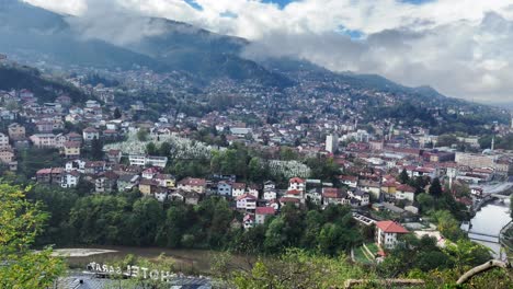 Sarajevo:-Saboree-Las-Impresionantes-Vistas-Desde-Las-Colinas,-Donde-Las-Vistas-De-Las-Fortalezas-Abrazan-El-Tapiz-Cultural-De-Sarajevo