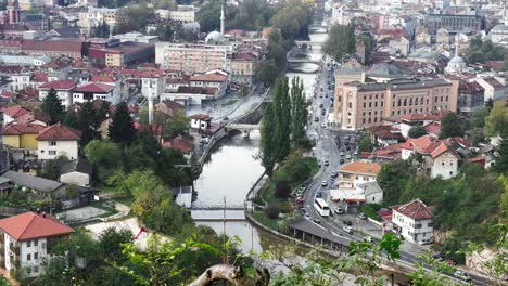 Sarajevo:-Atemberaubende-Ausblicke-Von-Den-Hügeln-Umgeben-Sarajevo,-Eine-Stadt,-In-Der-Die-Moderne-Mit-Ihrem-Geschätzten-Kulturellen-Erbe-Koexistiert