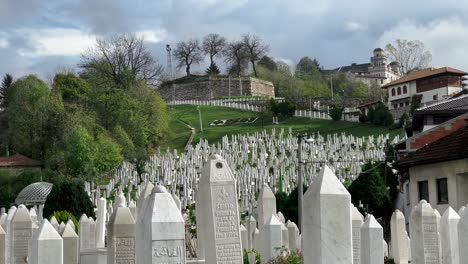 Sarajevo:-En-Paseos-Por-El-Cementerio,-Descubra-Vistas-Que-Trascienden-El-Tiempo-Y-Tejen-Historias-Del-Viaje-Cultural-De-Sarajevo.