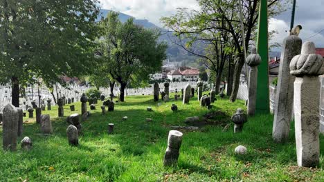 Sarajevo:-Nehmen-Sie-An-Friedhofsspaziergängen-Teil,-Die-Zu-Panoramablicken-Führen-Und-Den-Kulturellen-Reichtum-Der-Vergangenheit-Sarajevos-Widerspiegeln