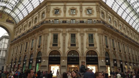 Prada-Shop-In-Der-Galleria-Vittorio-Emanuele-II-Mit-Menschen,-Die-Herumlaufen