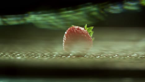 Eine-Erdbeere,-Die-Sich-In-Einem-Wirbel-Dreht