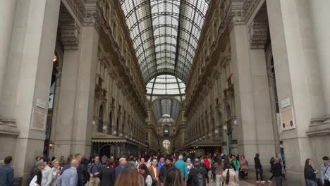 Viele-Leute-Kaufen-In-Der-Galleria-Vittorio-Emanuele-II-Ein