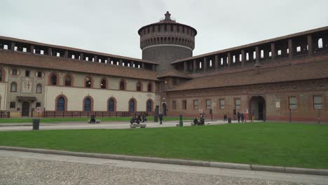 Inner-Yard-of-Sforzesco-Castle