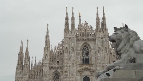 El-Monumento-Al-Rey-Víctor-Emmanuel-II-Con-La-Catedral-De-Milán-Al-Fondo.
