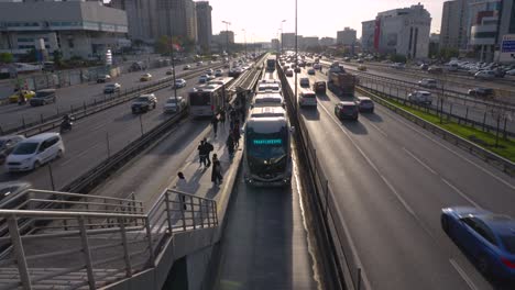 Estambul-Turquía-10-De-Noviembre-De-2023,-Autopista-E5,-Autobuses-Metrobus-En-La-Estación-Sevillibağ