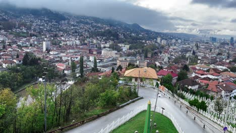 Sarajevo:-Las-Vistas-Del-Paisaje-Urbano-Se-Desarrollan-A-Medida-Que-La-Historia-De-Sarajevo,-Donde-El-Patrimonio-Cultural-Se-Alza-En-El-Abrazo-De-La-Modernidad