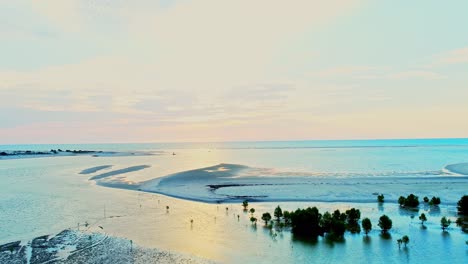 Wunderschöne-Blaue-Tropische-Lagune-Auf-Der-Insel-Bei-Wunderschönem-Sonnenuntergang---Luftaufnahme