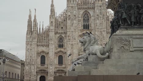 The-monument-to-King-Victor-Emmanuel-II-flocked-by-pigeons