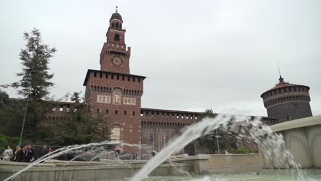 Wasserbrunnen-In-Der-Nähe-Des-Schlosses-Sforzesco