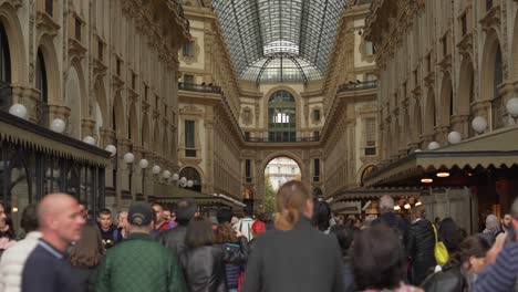 Touristen-Spazieren-Durch-Die-Galleria-Vittorio-Emanuele-II