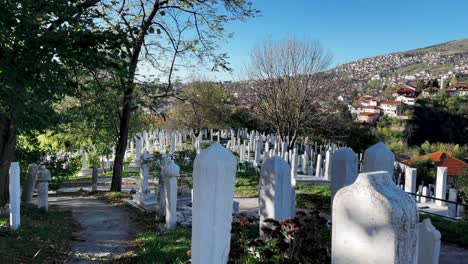 Sarajevo:-Los-Paseos-Por-El-Cementerio-Ofrecen-Una-Escapada-Serena-Que-Invita-A-Reflexionar-Sobre-El-Legado-Cultural-De-Sarajevo