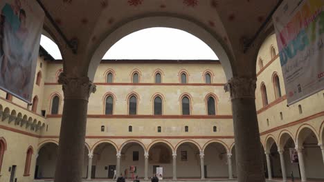 Säulen-Des-Innenhofs-Im-Schloss-Sforzesco