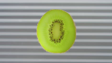 Ein-Stück-Kiwi-Fällt-Und-Spritzt