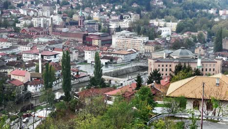 Sarajevo:-Las-Vistas-De-La-Fortaleza-Amarilla-Capturan-La-Esencia-De-Sarajevo,-Donde-La-Cultura-Se-Encuentra-Con-Vistas-Impresionantes