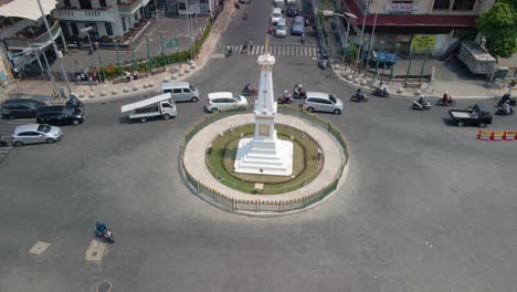 Vista-Aérea-Del-Monumento-Tugu-Yogyakarta,-El-Edificio-Emblemático-De-La-Ciudad-De-Yogyakarta-En-Hora-Punta