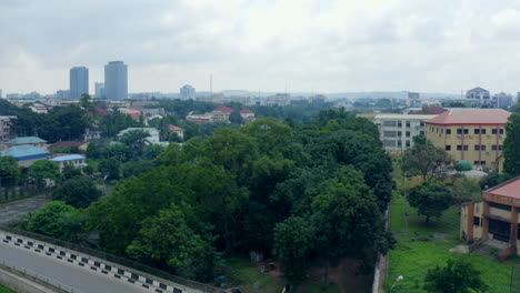Abuja,-Nigeria-Suburbio-Wuse-Zona-7,-Revelación-Aérea-Ascendente
